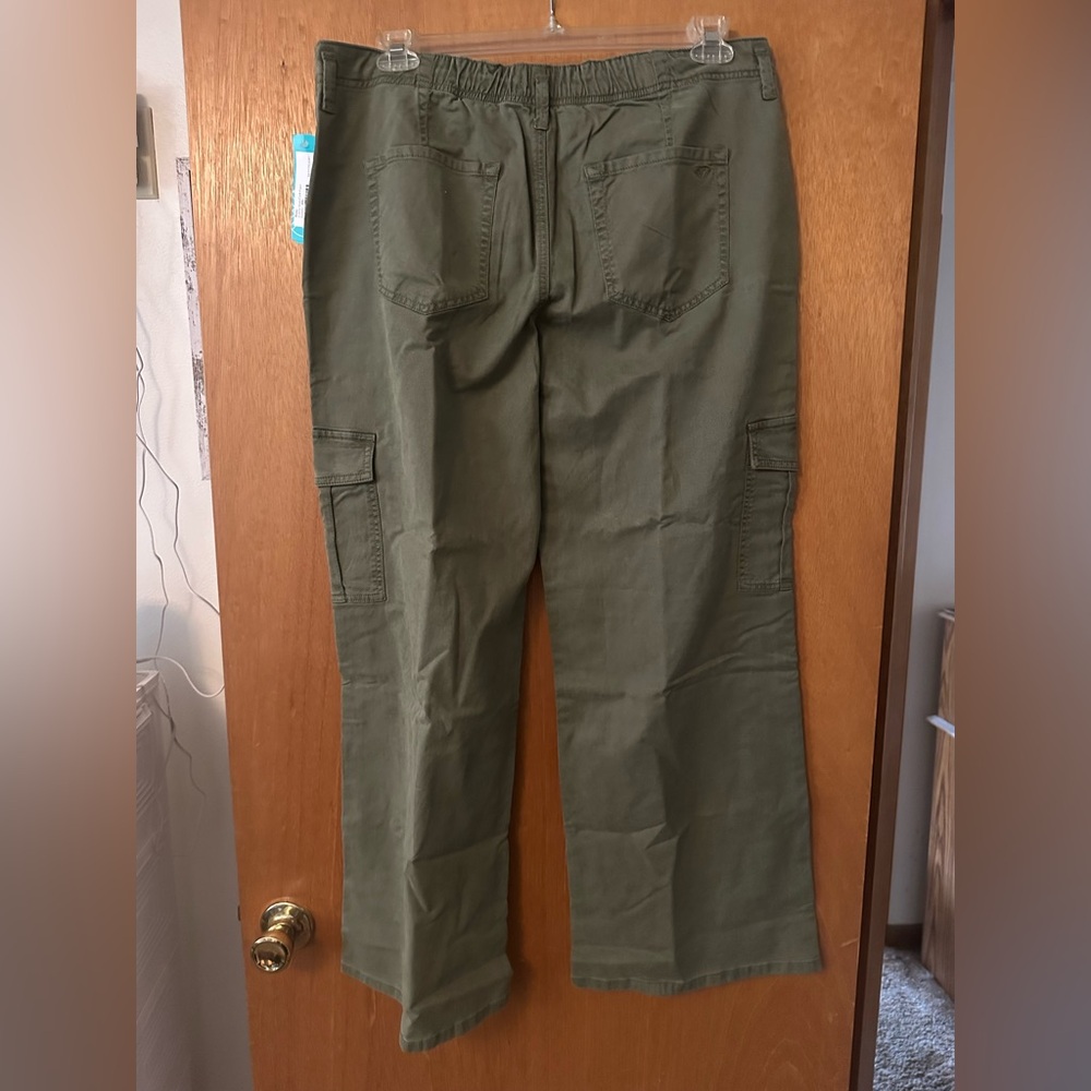 Cute Roxy Cargo Pants 💚 - Picture 9 of 10